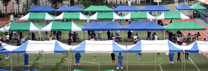 6일 코로나19 확진자가 무더기로 나온 인천시 미추홀구 인주초등학교가 검사를 받기 위해 몰려든 시민들로 북적이고 있다. ( 사진 = 이재민 기자 )