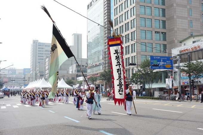 거리 공연 중인 부평구립풍물단. ( 사진 = 부평구문화재단 제공 )