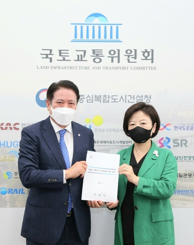 최대호 안양시장이 진선미 국회교통위원장을 만나 광역철도 2호선 안양연장에 협조를 요청했다.
