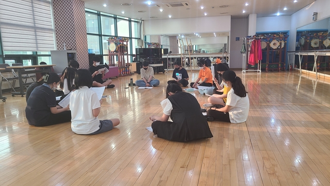 수원시청소년뮤지컬단원들이 사회적 거리두기를 준수한 채 거리를 두고 모여앉아 연기연습을 하고 있다. (사진=신연경 기자)