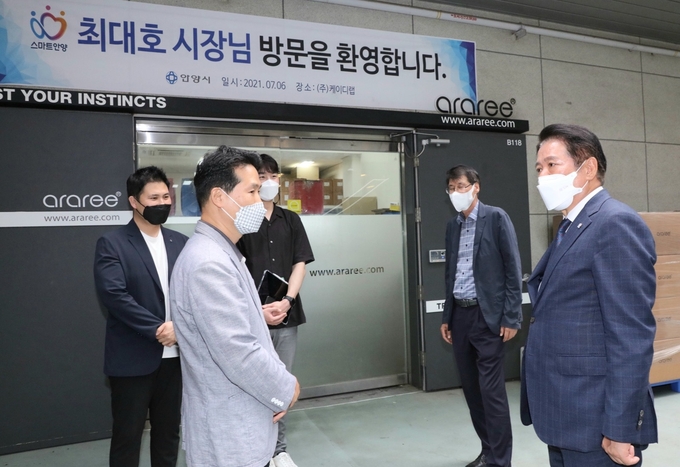 최대호 안양시장이 지역 기업체를 잇달아 방문 해 소통의 시간을 갖고 있다. (사진=안양시 제공)
