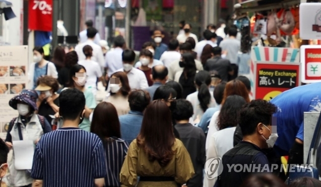 7일 서울 시내 모습. 수도권 중심 코로나19 확산세가 거세지면서 이날 신규 확진자 수는 1천200명대로 치솟았다. 정부는 현 상황을 '4차 유행'의 초입 단계라고 규정했다. (사진=연합뉴스)