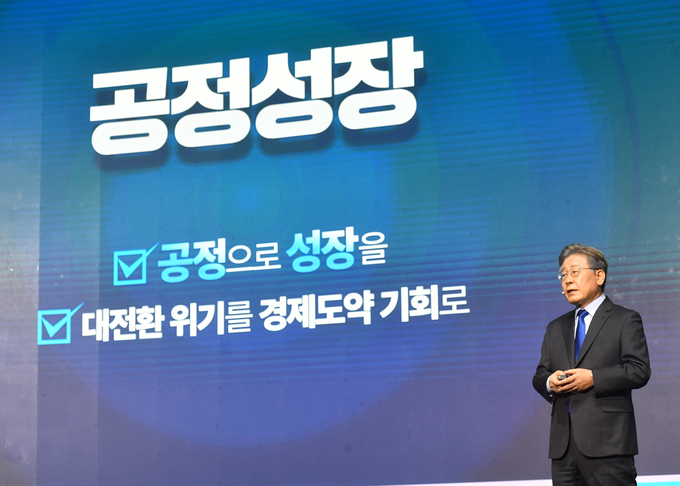 이재명 경기도지사가 7일 파주시 한 스튜디오에서 열린 더불어민주당 대선 예비경선 '정책 언팩쇼'에서 대선 공약에 대한 프레젠테이션을 하고 있다. (사진=조병석 기자)