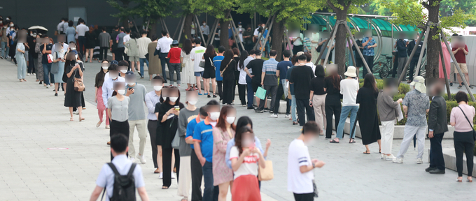 8일 서울 강남구 코엑스 인근 삼성역 앞에 설치된 임시 선별검사소를 찾은 시민들이 신종 코로나바이러스 감염증(코로나19) 검사를 위해 차례를 기다리고 있다. 중앙방역대책본부는 이날 0시 기준으로 신규 확진자가 1천275명 늘어 코로나 사태 이후 가장 많은 수를 기록했다고 밝혔다. (사진=연합뉴스)