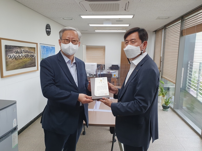 NH농협 오산시지부(지부장 김병배)가 중앙회장으로 부터 받은 감사패를 오산문화재단 조요한 대표이사에게 전달수여하고 있다. (사진=NH농협 오산시지부 제공)