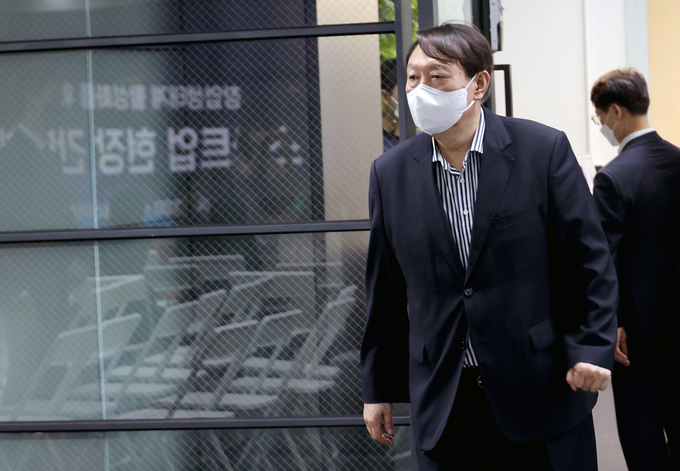 대선 출마를 선언한 윤석열 전 검찰총장이 8일 서울 강남구 역삼동 팁스타운에서 열린 '창업생태계 활성화를 위한 스타트업 현장 간담회'에 입장하고 있다. (사진=국회사진기자단/연합뉴스)