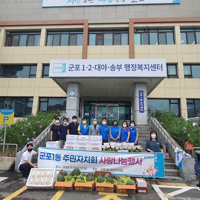 군포시 군포1동 주민자치회가 초복을 맞이하면서 지역 내 경로당에서 사랑나눔행사를 가졌다. (사진=군포시 군포1동 주민자치회 제공)
