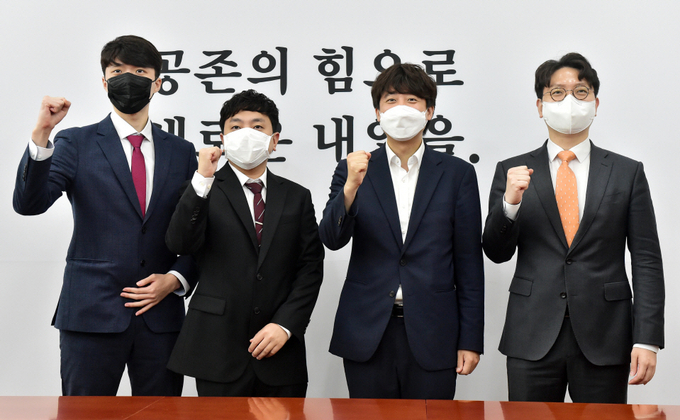 국민의힘 이준석 대표가 8일 서울 여의도 국회에서 열린 신임 대변인단 임명장 수여식에서 대변인단과 기념촬영을 하고 있다. 왼쪽부터 양준우, 임승호 대변인, 이 대표, 신인규 상근부대변인. (사진= 연합뉴스) 