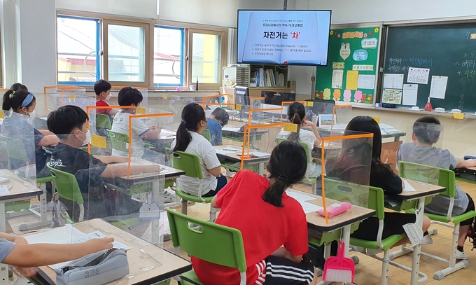 안양 만안초교 4학년 학생들이 '안양시 찾아가는 자전거 교실' 프로그램에 참여하고 있다. (사진=만안초등학교 제공)