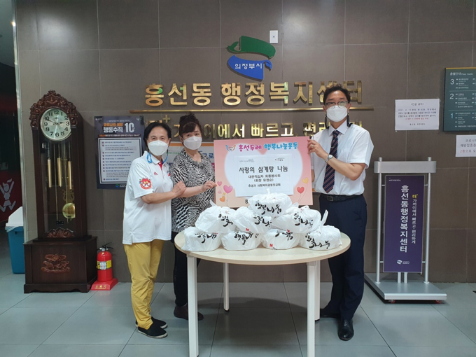 대한적십자사 회룡봉사회가 의정부시 흥선동 행정복지센터에 삼계탕 150인분을 기부했다. (사진=의정부시 흥선동 행정복지센터 제공)