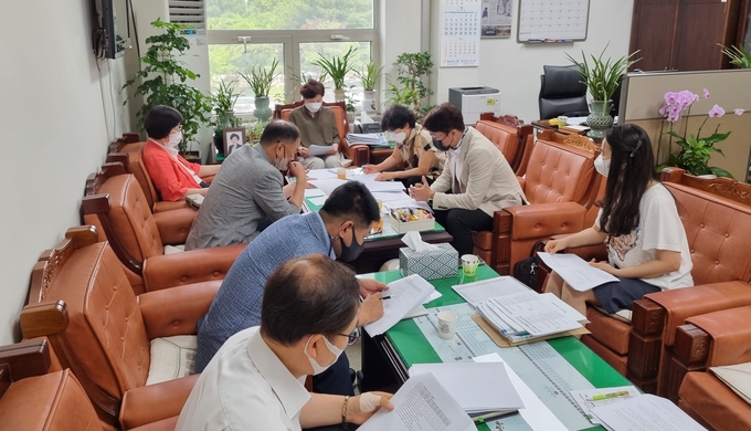 안양시의회 보사환경위원회가 ‘생활폐기물 수집운반 대행업체 위탁비용 산정 설명회’를 개최하고 있다. (사진=안양시의회 제공)