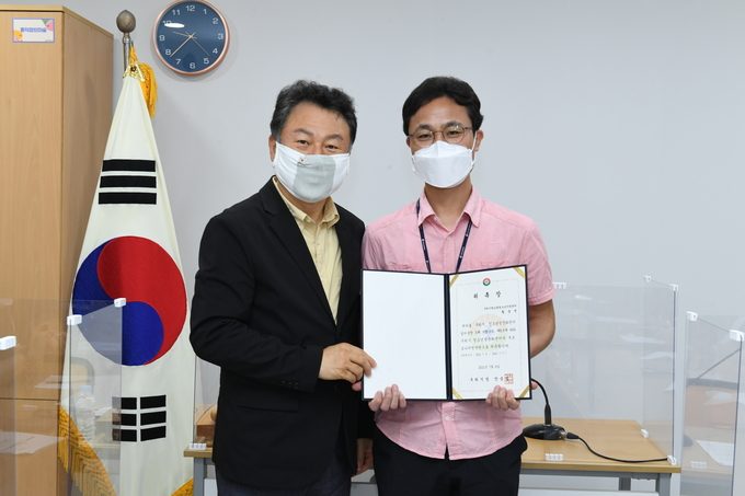 구리시 안승남 시장은 지난 8일 청소년성문화센터에서 ‘부모 모니터링단’ 9명 위촉했다. (사진=구리시 청소년문화센터 제공)