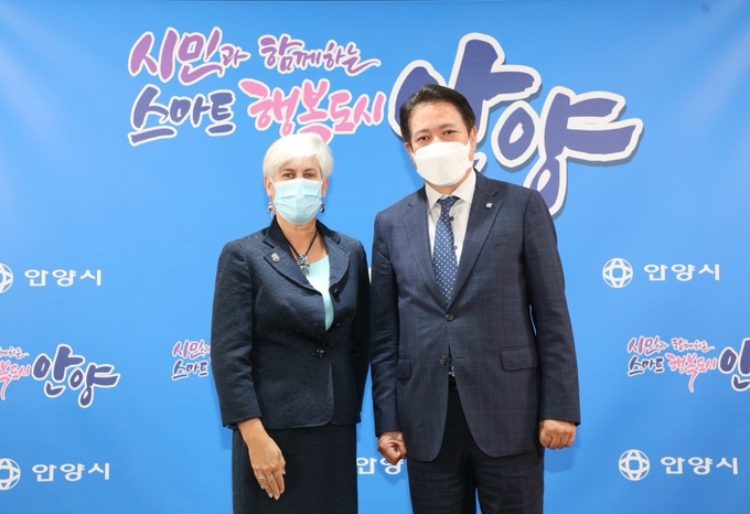 미국 오세올라카운티 주의원 네오시티가 평촌스마트스퀘어 단지 조성 에따른 자문을 구하기 위해 최대호 안양시를 예방했다. (사진=안양시 제공)