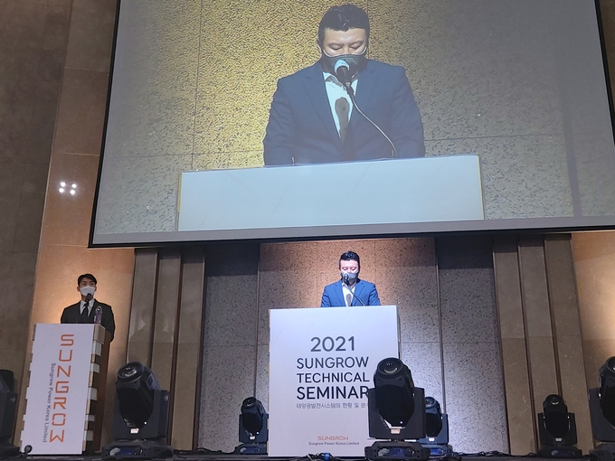 김호섭 선그로우파워코리아 한국지사장이 지난 7일 서울 양재 L타워에서 열린 '태양광발전시스템의 현황 및 분석' 기술 세미나에서 인사말을 하고 있다. (사진=편지수 기자)
