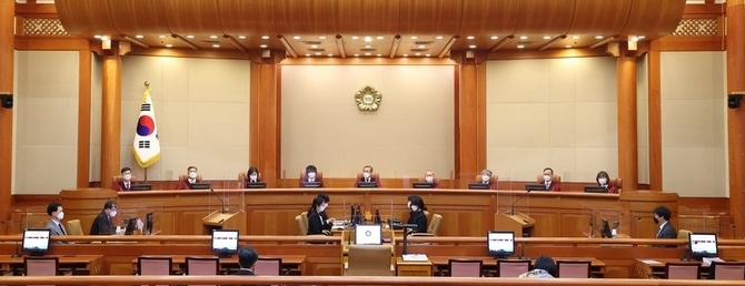 지난 4월 22일 오후 서울 종로구 헌법재판소 심판정에서 유남석 헌법재판소장 및 헌법재판관들이 남양주시와 경기도 간의 권한쟁의 심판 공개변론 시작을 기다리고 있다. (사진=연합뉴스 제공)