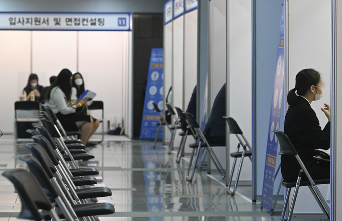 2030에 대한 정치권의 관심이 나날이 늘어나는 가운데 청년층에만 몰두하는 것 아니냐는 지적도 나오고 있다. 사진은 2021 성남시 온-오프 청년 채용박람회를 찾은 구직자들이 면접을 보고 있는 장면 (경기신문 DB)