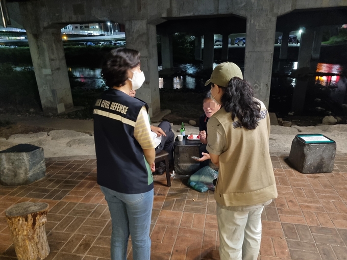 안양시가 오후 7시 ∼ 11시까지 하천변 4개소에 코로나 19 예방활동을 집중하고 있다.(사진= 안양시 제공)
