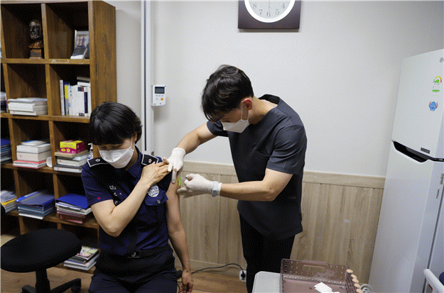 인천구치소 교정시설 직원이 코로나19 백신 2차접종을 받고 있다. ( 사진 = 인천구치소 제공 )