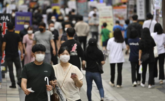 코로나19 확진자가 급증함에 따라 오는 12일부터 '수도권 사회적 거리두기' 4단계 격상을 하루 앞둔 11일 수원시 팔달구 로데오 거리가 시민들로 북적이고 있다. (경기신문 = 황준선 기자}