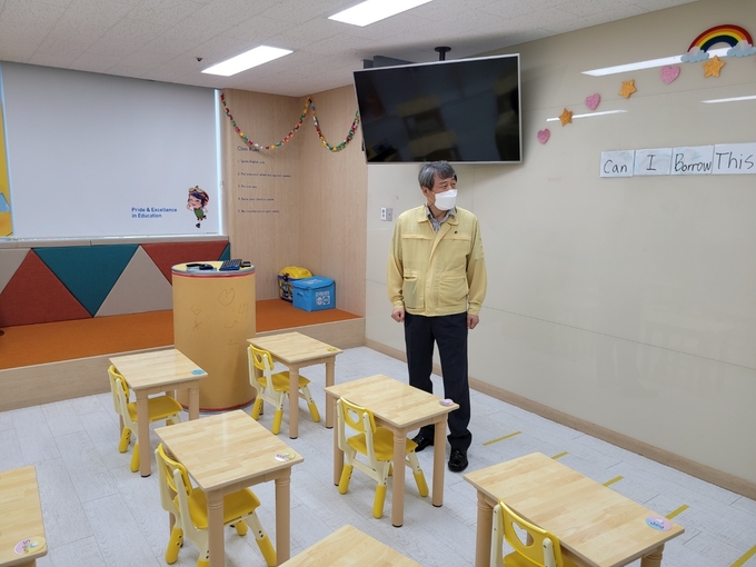 화성오산교육지원청이 지역 내 학원을 대상으로 코로나19 방역활동에 나섰다. (사진=화성오산교육지원청 제공)