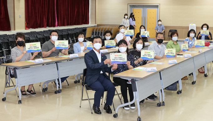 마을가꾸기 물결운동 현판 전달식 참석자들이 현판을 들어보이고 있다. ( 사진 = 남동구 제공 )