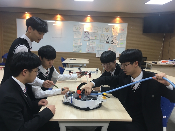 가온 고등학교 학생들이 실습에 참여하고 있다. (사진=가온고등학교 제공)