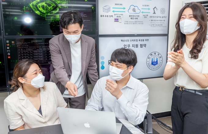 인하대학교 인공지능융합연구센터의 첫 학생 창업팀 ROVIGOS(로비고스) 김태용 대표(왼쪽에서 두 번째)와 팀원들. ( 사진 = 인하대 제공 )