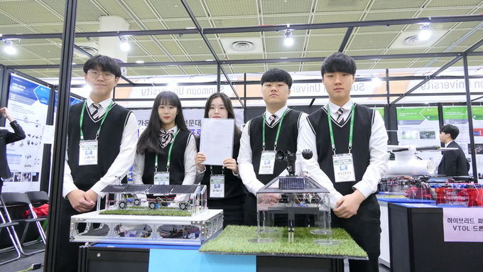 전시회에 참여한 가온고등학교 학생 팀. (사진=가온고등학교 제공)