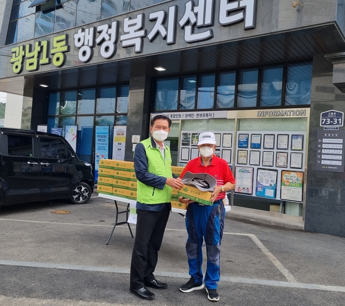 광주시 광남1동 지역사회보장협의체는 초복을 맞아 관내 어르신들에게 삼계탕 나눔 행사 추진했다. (사진=광주시 제공)