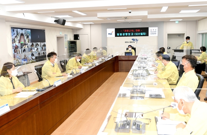 최종환 파주시장이 코로나19 관련 4단계 상황에 따른 대책회의를 주재하고 있다. (사진=파주시 제공)