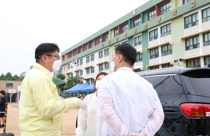 도성훈 인천시교육감(왼쪽)이 12일 오전 인천 부평구에 있는 산곡남초등학교에 설치된 선별진료소를 방문했다. ( 사진 = 인천시교육청 제공 )