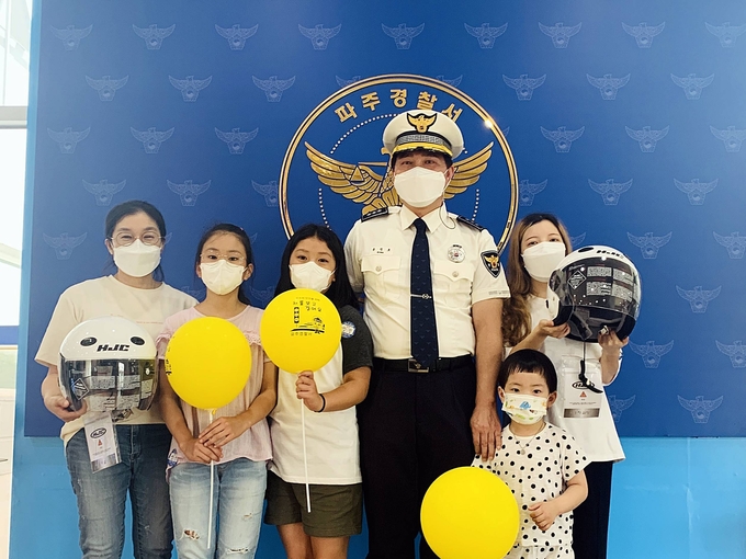 파주경찰서가 선정된 2가족에게 오토바이 안전모를 전달하고 있다. (사진=파주경찰서 제공)