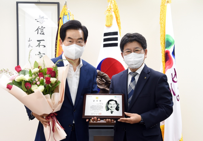 안병용 의정부시장(좌)와 정용왕 농협중앙회 경기지역본부장. (사진=의정부시 제공)