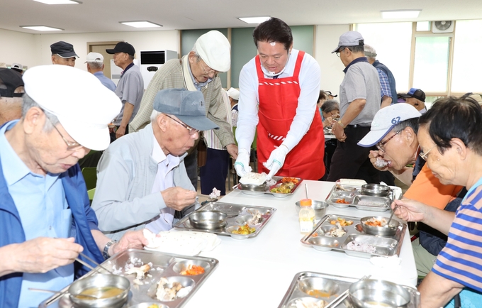 최대호 안양시장이 어르신들을 위해 배식봉사를 하고 있다. (사진=안양시 제공)