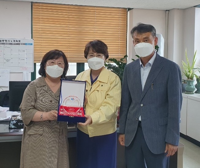 안양과천교육지원청 전성화 교육장이 안양시(동안구·만안구) 보건소에 감사패 전달하고 있다. (사진=안양과천교육지원청 제공)