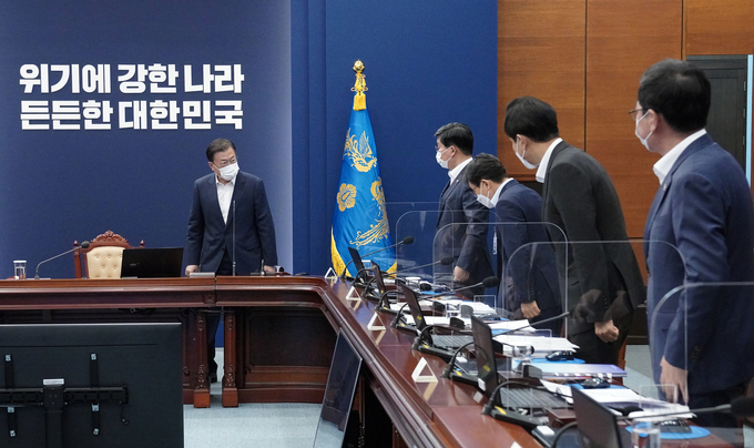 문재인 대통령이 12일 오후 청와대에서 열린 수도권 특별방역점검회의에 참석하고 있다. (사진=청와대 제공)