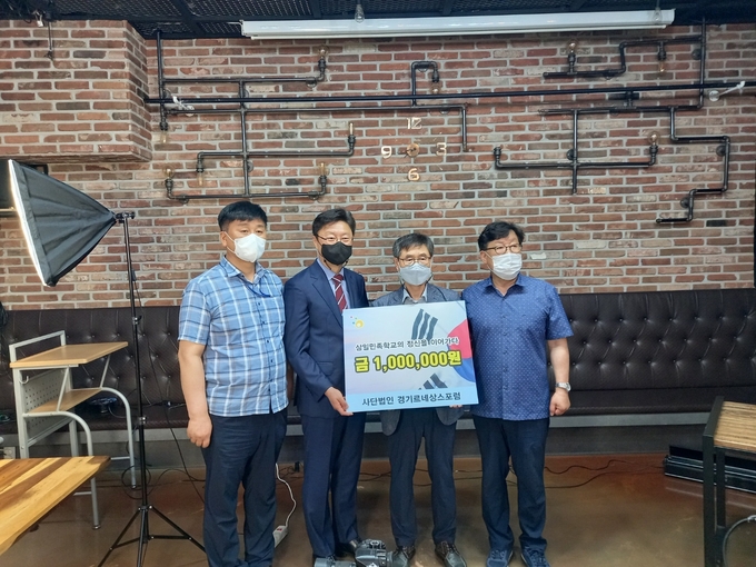 경기르네상스포럼 관계자들이 임면수 선생과 이하영 목사 흉상 건립 기부금을 삼일공고 관계자에게 전달하고 있다(사진=박건 기자)