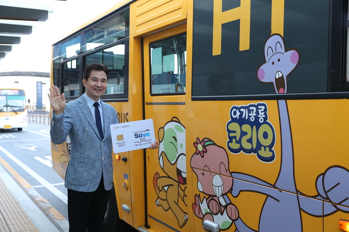 서철모 화성시장이 '화성시 무상교통카드'를 홍보하고 있다. (사진=화성시 제공)