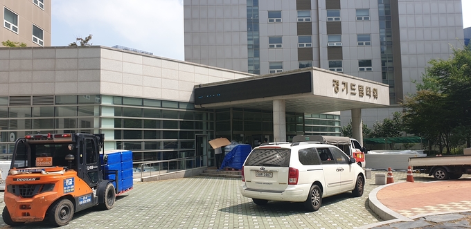 생활치료센터로 전환 중인 경기대학교 기숙사 '경기드림타워' (사진 = 박환식 기자)