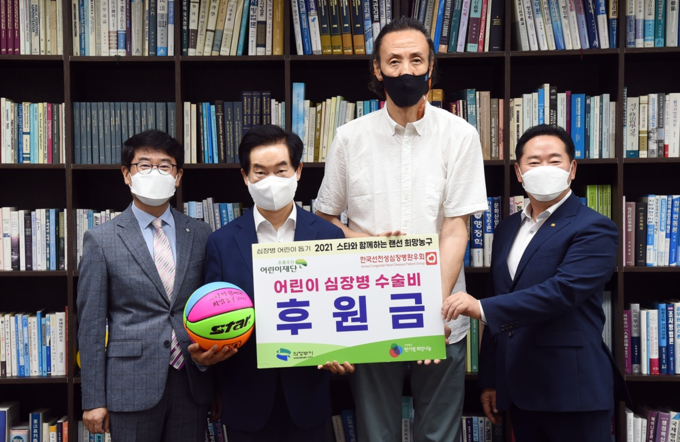 ㈔한기범 희망나눔이 어린이 심장병 환우를 돕기 위한 수술비 후원금 1000만 원을 의정부시에 기탁했다. (사진=의정부시 제공)