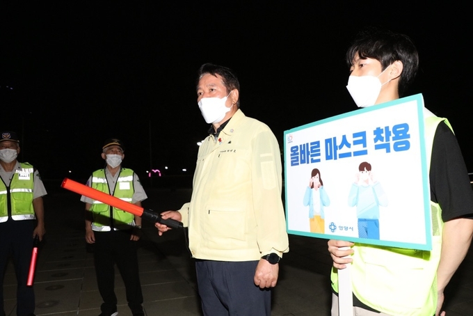 최대호 안양시장이 4단계 첫날 평촌중앙공원 야간 시찰하고 있다. (사진=안양시 제공)