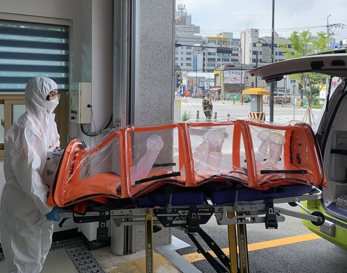 의정부소방서 119구급대원이 코로나19 환자를 이송하고 있다. (사진=의정부소방서 제공)