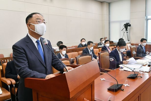 홍남기 부총리 겸 기획재정부 장관이 13일 서울 여의도 국회에서 열린 기획재정위 전체회의에서 제2차 추경안 관련 제안설명을 하고 있다. 사진= 연합뉴스 