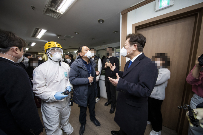 지난해 2월 강제역학조사를 위한 신도명단 확보를 위해 과천 신천지예수교회 부속기관을 방문한 이재명 지사 (사진 = 경기도 제공)