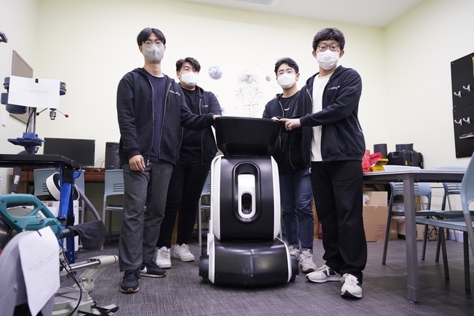큐링이노스 직원들. 오른쪽 두번 째가 권예찬 대표. ( 사진 = 남동구 제공 )