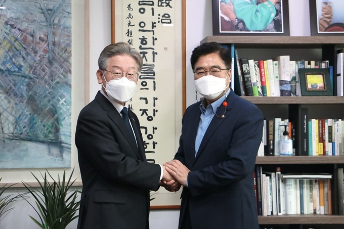 이재명 더불어민주당 대선 경선후보와 우원식 의원이 14일 오전 국회 의원회관에서 차담을 갖고 기념 촬영을 하고 있다. (사진= 열린캠프 제공)