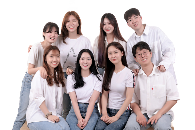 대학생 사회 혁신 공동체 인액터스 소속 ‘비(非)단(斷)길’ 멤버들. (사진 앞줄 왼쪽부터 시계반대방향으로) 한윤서·최예지·권혜영·강시형·조선우·이서인·정지윤·이예진 학생. (사진=비단길 제공)