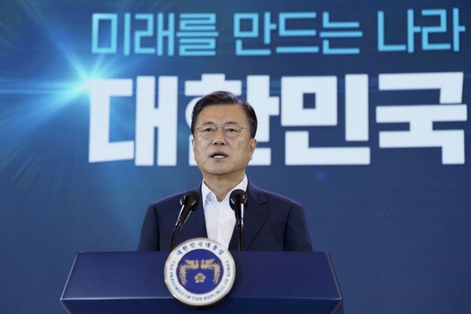 문재인 대통령이 14일 청와대 영빈관에서 열린 ‘한국판 뉴딜 2.0 미래를 만드는 나라 대한민국’에서 기조연설을 하고 있다. (사진=청와대 제공) 