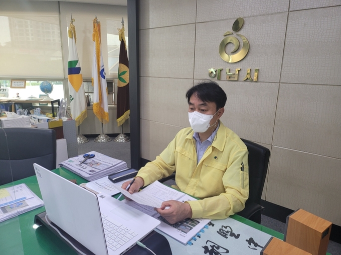 경기도 시장군수협의회 제11차 정기회의에 참석한 김상호 하남시장이 영상회의를 진행하고 있다. (사진=하남시 제공)