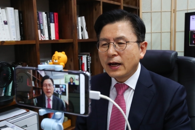 황교안 전 미래통합당(현 국민의힘) 대표가 14일 국회 의원회관 허은아 국민의힘 의원 사무실에서 온라인으로 열린 ‘명불허전보수다’에서 강연하고 있다. (사진=연합뉴스) 